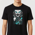 Camiseta com estampa frontal de criatura esquelética de olhos brilhantes segurando uma arma em pose ameaçadora, rodeada por detalhes dinâmicos e fulgurantes.
