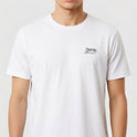 Camiseta com estampa frontal de um lobo estilizado ao lado da palavra "Ghost" em estilo caligráfico, minimalista e elegante.