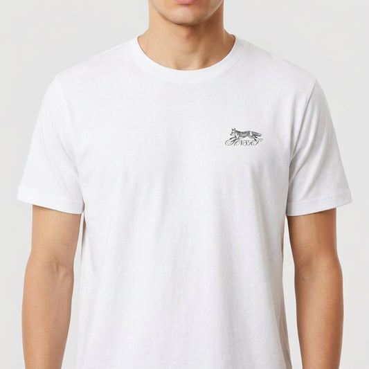 Camiseta com estampa frontal de um lobo estilizado ao lado da palavra "Ghost" em estilo caligráfico, minimalista e elegante.
