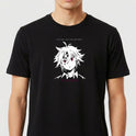 Camiseta com estampa frontal de personagem de anime com cabelos espetados e expressão séria, acompanhada por frase e texto em idioma oriental logo abaixo.