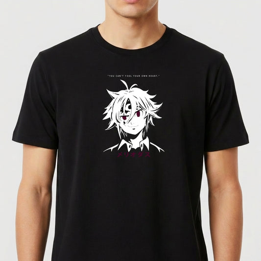 Camiseta com estampa frontal de personagem de anime com cabelos espetados e expressão séria, acompanhada por frase e texto em idioma oriental logo abaixo.