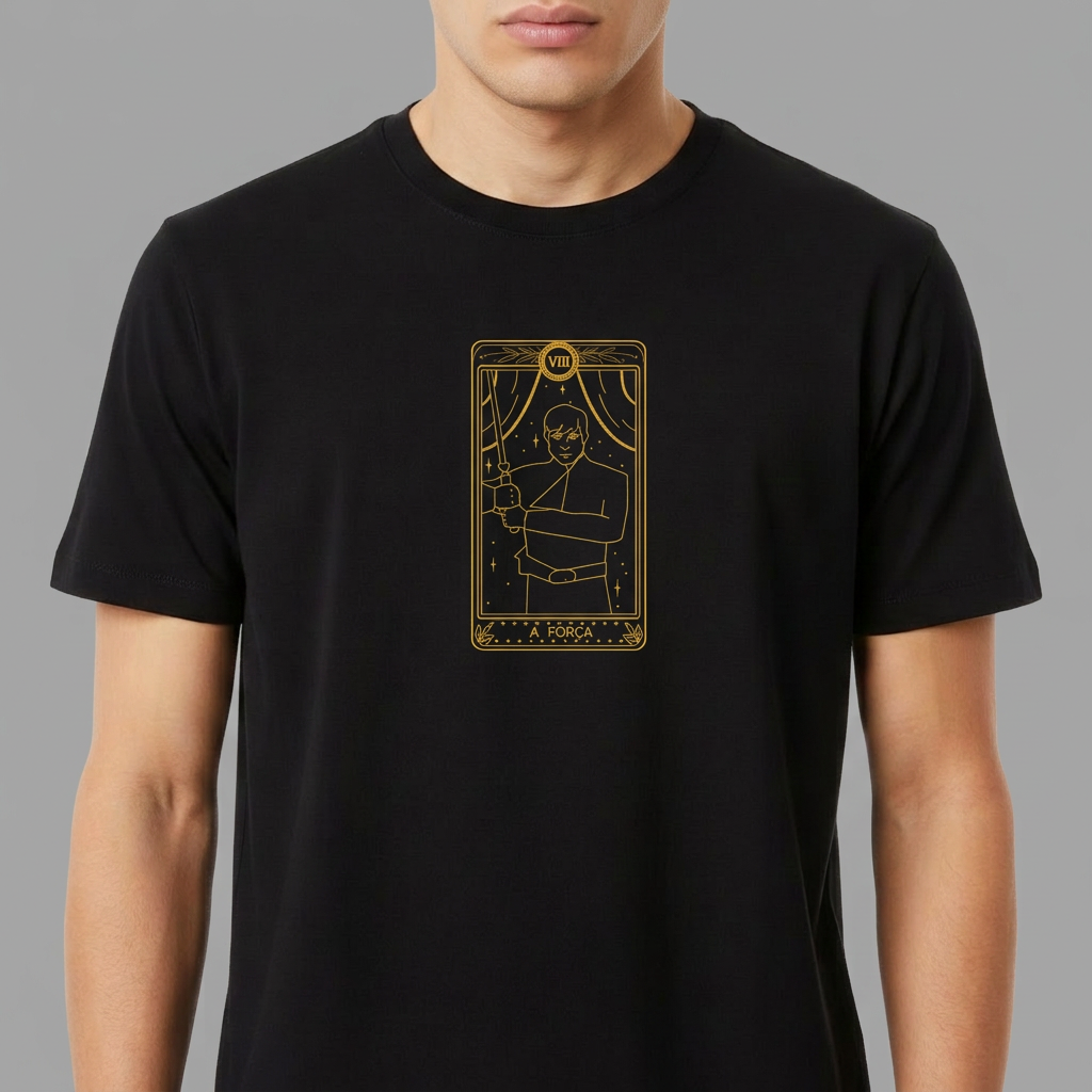 Camiseta com estampa frontal de uma carta de tarô estilizada, apresentando uma figura central holding um instrumento sob um arco decorativo detalhado.