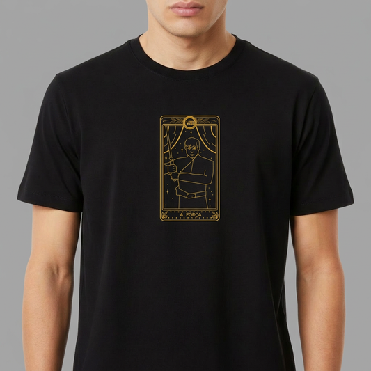 Camiseta com estampa frontal de uma carta de tarô estilizada, apresentando uma figura central holding um instrumento sob um arco decorativo detalhado.