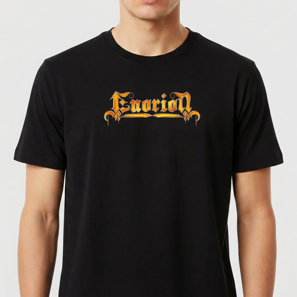 Camiseta com estampa frontal de texto em estilo gótico ornamental, com letras intricadas e detalhadas que formam uma palavra centralizada na peça.
