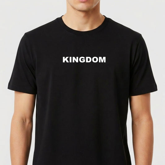 Camiseta com estampa frontal de texto centralizado na região do peito, exibindo a palavra "KINGDOM" em letras maiúsculas.