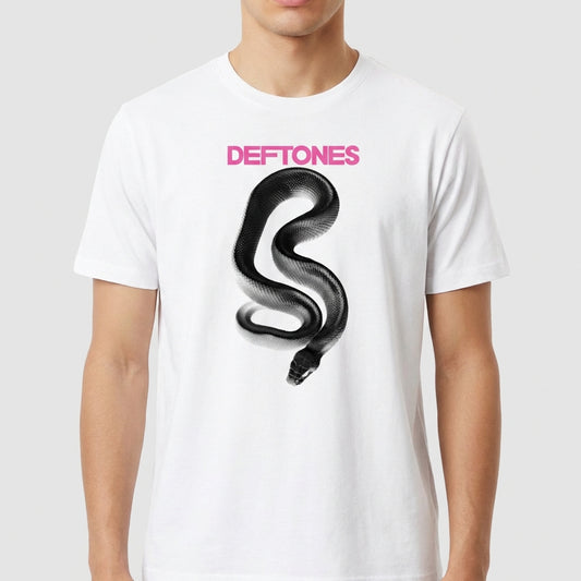 Camiseta com estampa frontal de uma cobra em desenho estilizado ondulando verticalmente, acompanhada de texto em destaque logo acima.