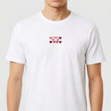 Camiseta com estampa frontal de óculos com lentes em formato de coração, cercados por pequenos corações em tons variados, criando um padrão charmoso.