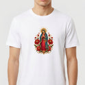 Camiseta com estampa frontal de imagem religiosa cercada por flores detalhadas e estampa traseira de logotipo estilizado com coroa e texto minimalista.