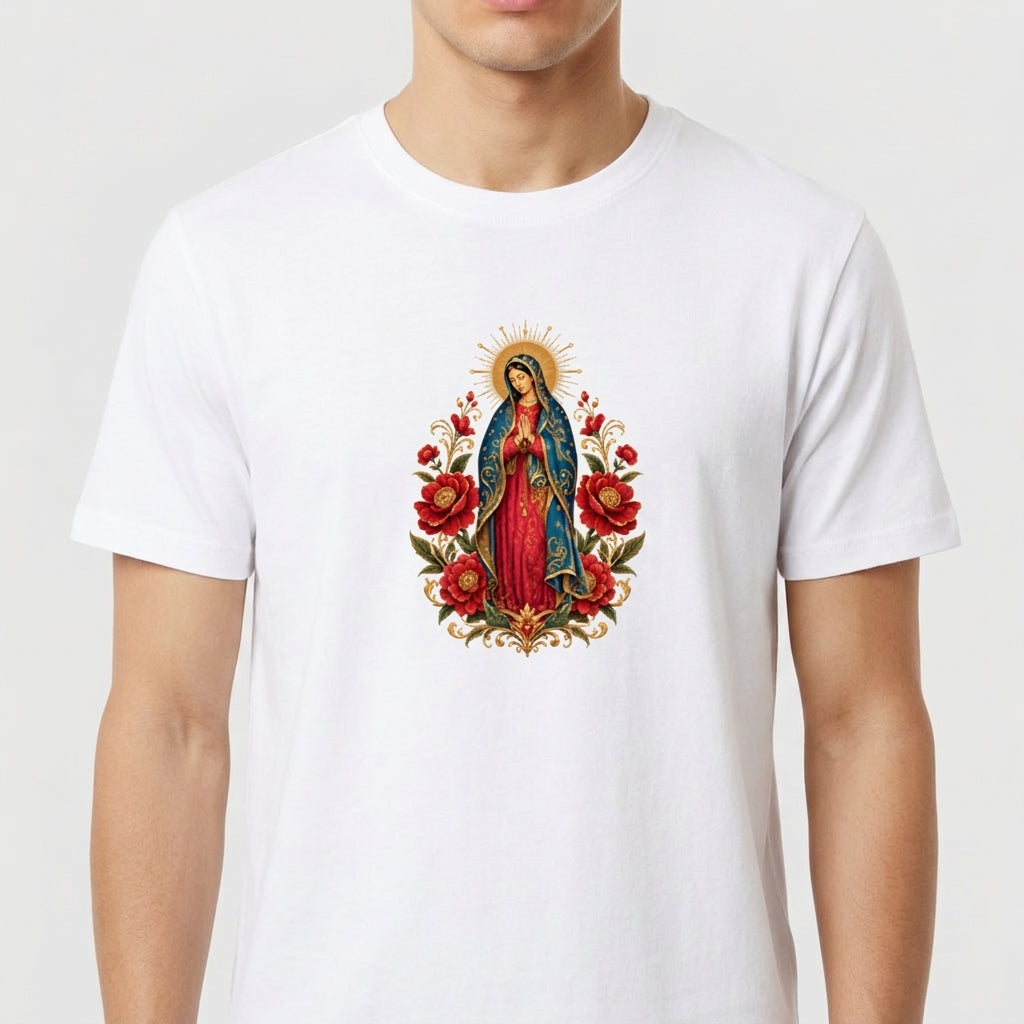 Camiseta com estampa frontal de imagem religiosa cercada por flores detalhadas e estampa traseira de logotipo estilizado com coroa e texto minimalista.