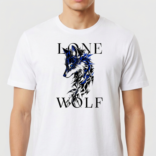 Camiseta com estampa frontal de lobo estilizado em traços geométricos com detalhes contrastantes e as palavras "Lone Wolf" dispostas acima e abaixo.