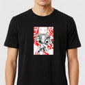 Camiseta com estampa frontal de personagem em estilo mangá, com detalhes de cabelo e olhos expressivos, em meio a formas geométricas dinâmicas.