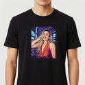 Camiseta com estampa frontal de retrato feminino estilizado, destacando sorriso e vestido elegante, com fundo de cidade iluminada por painéis digitais.