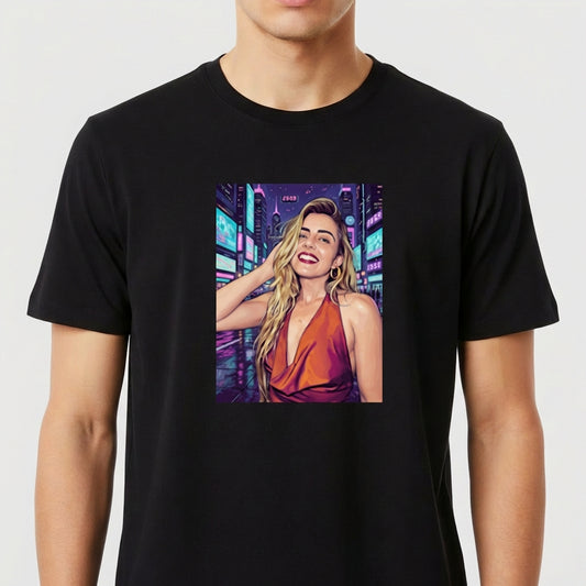 Camiseta com estampa frontal de retrato feminino estilizado, destacando sorriso e vestido elegante, com fundo de cidade iluminada por painéis digitais.
