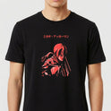 Camiseta com estampa frontal de personagem em traços estilizados, cabelos curtos, ombreira detalhada e inscrições em caracteres japoneses no topo.
