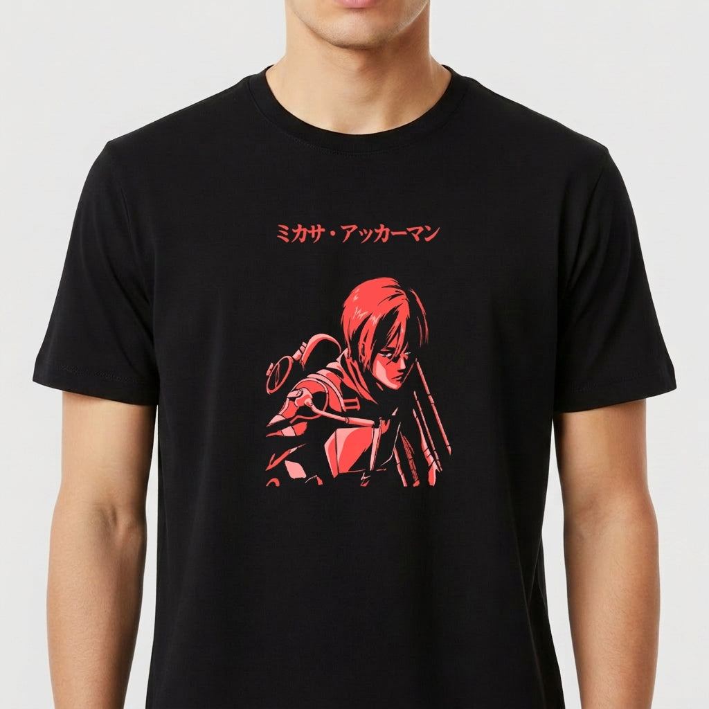 Camiseta com estampa frontal de personagem em traços estilizados, cabelos curtos, ombreira detalhada e inscrições em caracteres japoneses no topo.