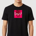 Camiseta com estampa frontal de uma espiral intrincada e dinâmica, com texto estilizado no centro que adiciona um toque de originalidade e destaque.