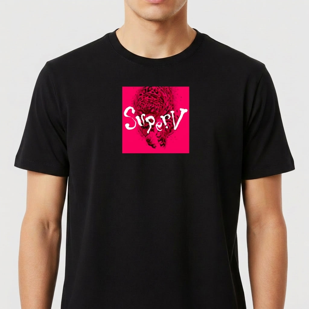 Camiseta com estampa frontal de uma espiral intrincada e dinâmica, com texto estilizado no centro que adiciona um toque de originalidade e destaque.