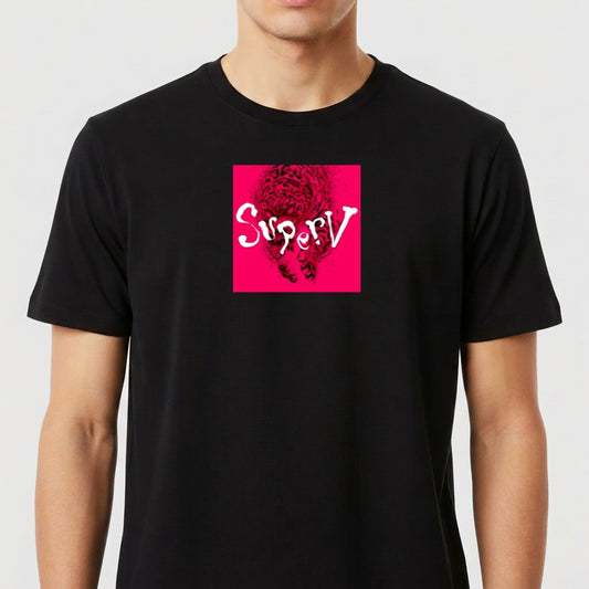 Camiseta com estampa frontal de uma espiral intrincada e dinâmica, com texto estilizado no centro que adiciona um toque de originalidade e destaque.