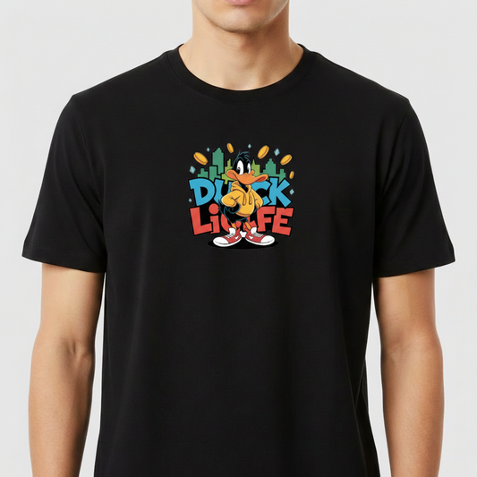 Camiseta com estampa frontal de pato estilizado em pose confiante, rodeado por moedas douradas, edifícios verdes e as palavras "Duck Life" em azul e vermelho.