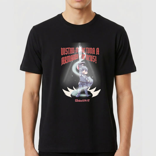 Camiseta com estampa frontal de personagem em armadura segurando uma espada, com texto estilizado acima e referência bíblica na parte inferior.