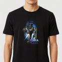 Camiseta com estampa frontal de personagem estilizado em ação, com detalhes elétricos e nome “Tenya Iida” em diversas fontes abaixo.