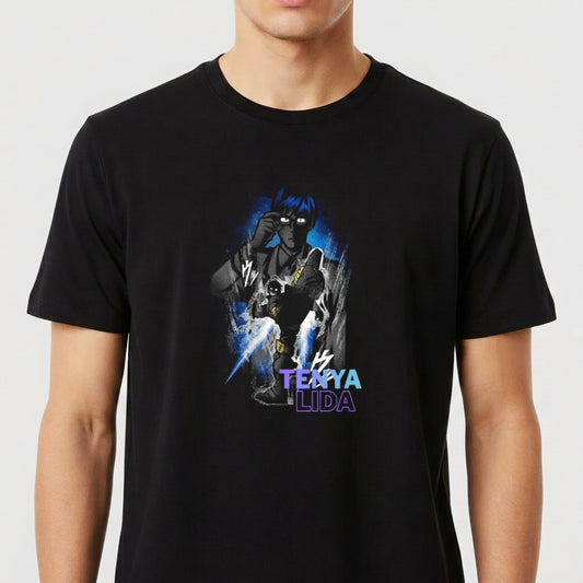 Camiseta com estampa frontal de personagem estilizado em ação, com detalhes elétricos e nome “Tenya Iida” em diversas fontes abaixo.