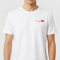 Camiseta com estampa frontal de coração e linha de batimentos e estampa traseira de coração anatômico atravessado por espada e texto "Salmos 119:105".