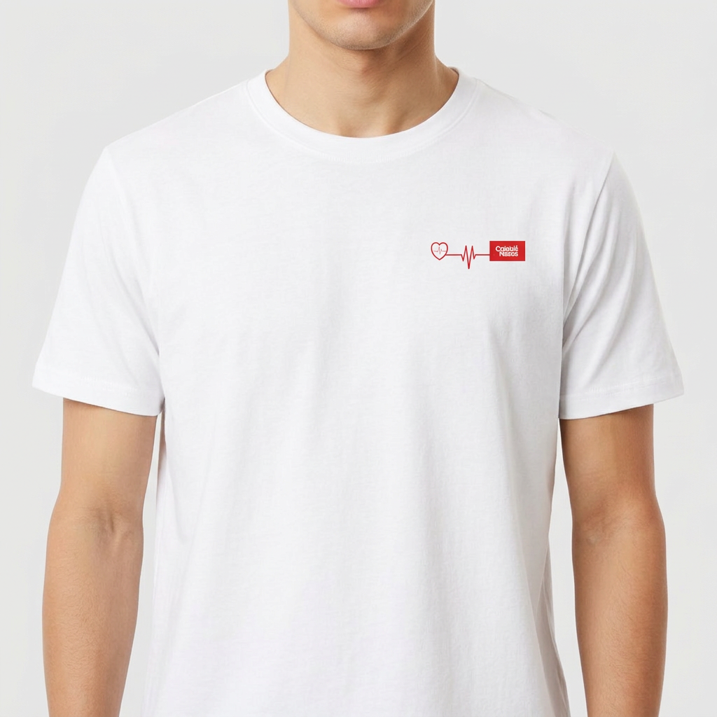 Camiseta com estampa frontal de coração e linha de batimentos e estampa traseira de coração anatômico atravessado por espada e texto "Salmos 119:105".