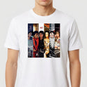 Camiseta com estampa frontal de colagem de imagens retratando várias fases de um artista, com álbuns icônicos e poses distintas em sequência.