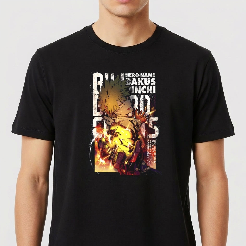 Camiseta com estampa frontal de personagem de anime em pose dinâmica, cercado por efeitos explosivos e inscrições estilizadas na área superior.