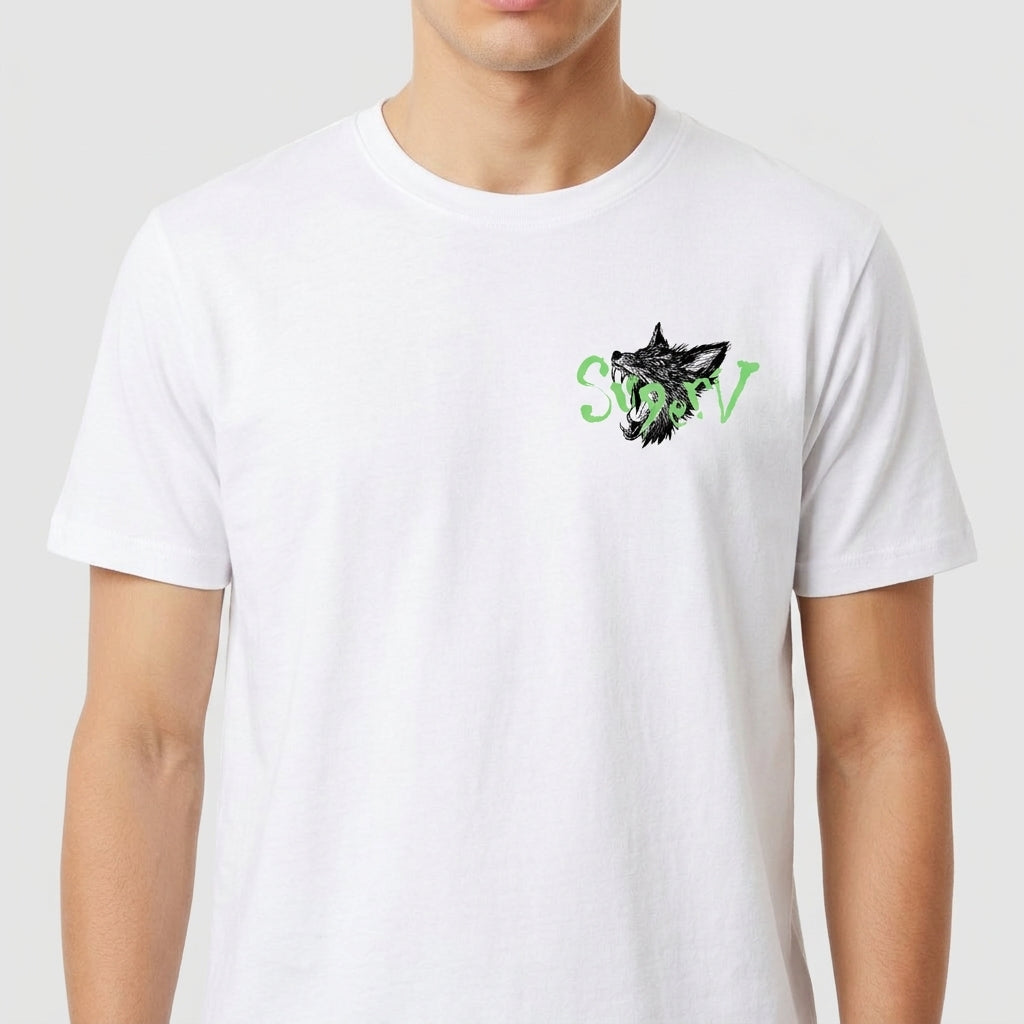 Camiseta com estampa frontal de cabeça de lobo estilizada ao lado das letras "SNV".