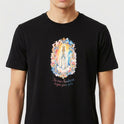Camiseta com estampa frontal de figura religiosa emoldurada por detalhes florais e frase "Nossa Senhora, rogai por nós" e estampa traseira de logotipo estilizado "SV Santa Veste".