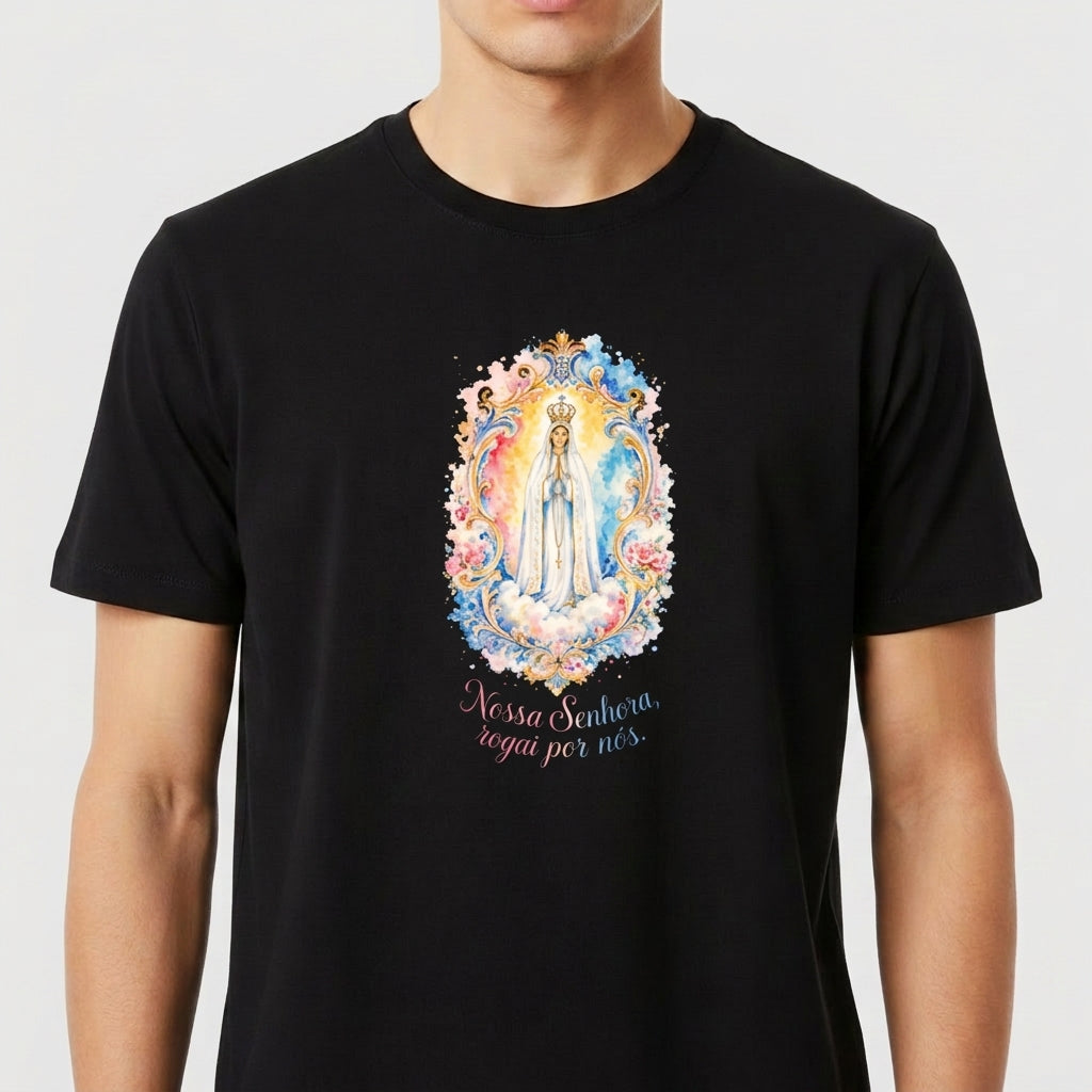 Camiseta com estampa frontal de figura religiosa emoldurada por detalhes florais e frase "Nossa Senhora, rogai por nós" e estampa traseira de logotipo estilizado "SV Santa Veste".