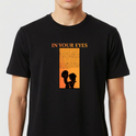 Camiseta com estampa frontal de duas silhuetas perfiladas em preto contrastando sobre fundo alaranjado, sob texto "IN YOUR EYES" em letras grandes.