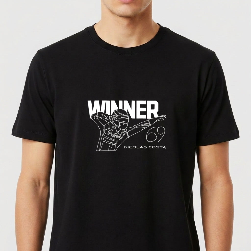 Camiseta com estampa frontal de piloto em pose de vitória sob a palavra "WINNER", com o número "69" e o nome "Nicolas Costa".