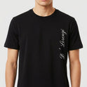 Camiseta com estampa frontal de "D' Lorenzi" em tipografia elegante e estampa traseira de barco cercado por limão, coquetel, coroa de louros e "VORCARO CLUB".