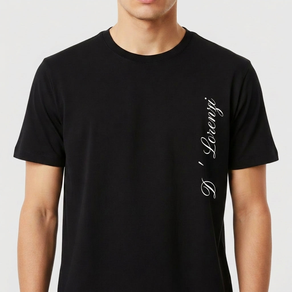 Camiseta com estampa frontal de "D' Lorenzi" em tipografia elegante e estampa traseira de barco cercado por limão, coquetel, coroa de louros e "VORCARO CLUB".