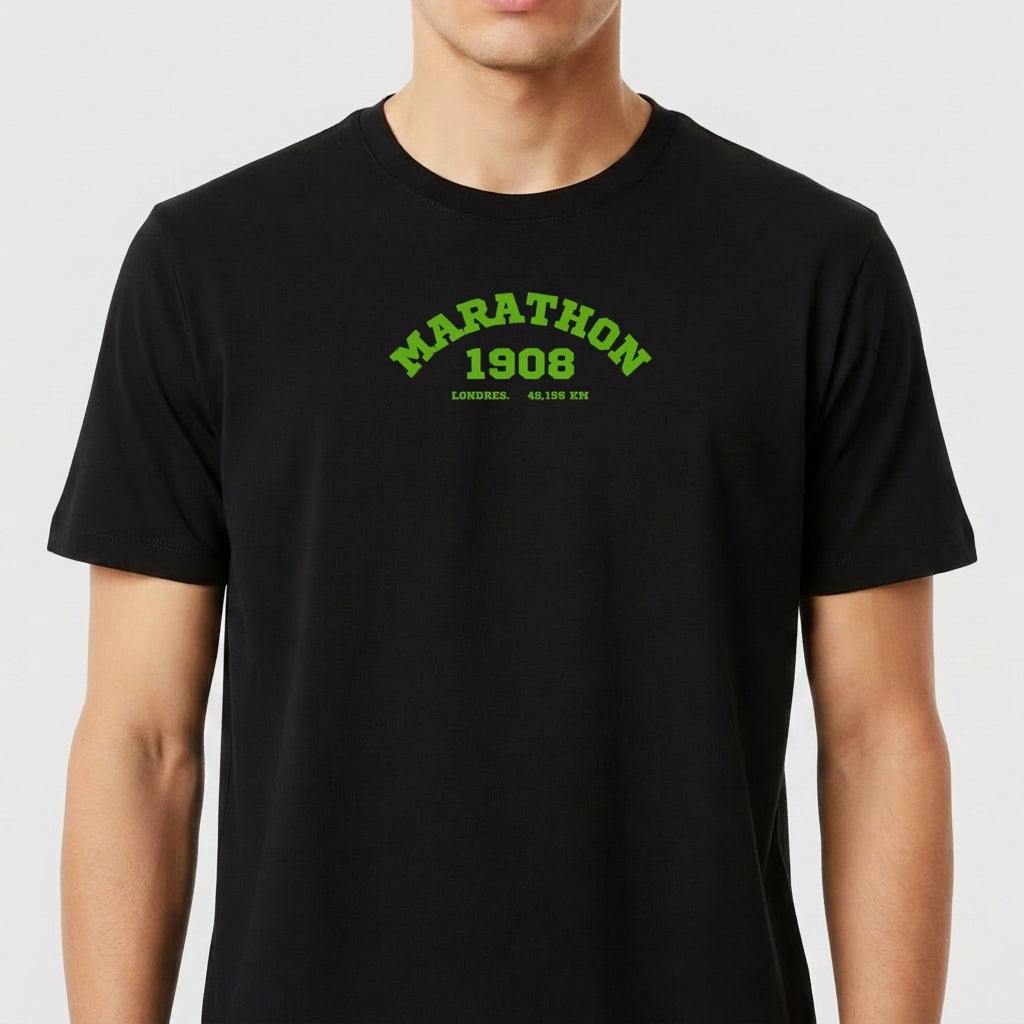 Camiseta com estampa frontal de "Marathon 1908 Londres 42,195 km" e estampa traseira de pequeno símbolo com forma de laço em destaque.