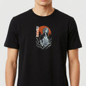 Camiseta com estampa frontal de um samurai retratado sobre um fundo de círculo solar, acompanhado por caracteres japoneses e ondas estilizadas em preto e branco.