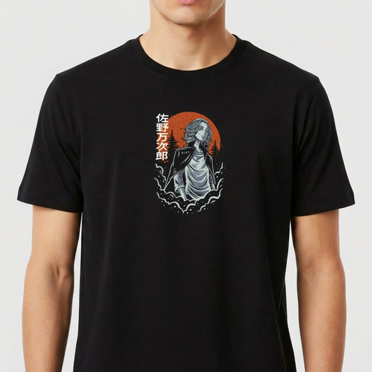 Camiseta com estampa frontal de um samurai retratado sobre um fundo de círculo solar, acompanhado por caracteres japoneses e ondas estilizadas em preto e branco.