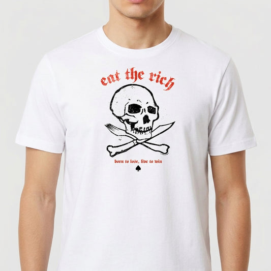 Camiseta com estampa frontal de caveira com garfo e faca cruzados, texto em estilo gótico "eat the rich" e "born to lose, live to win", com símbolo de espadas.