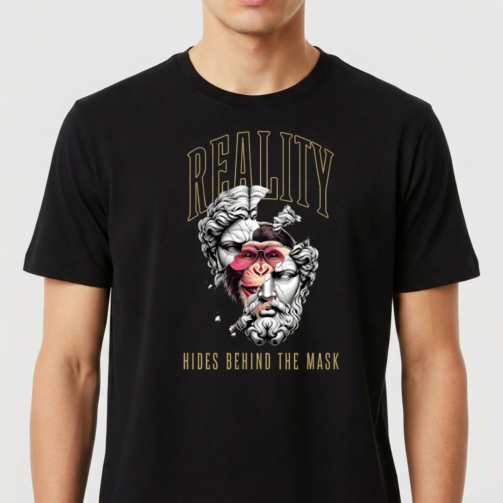 Camiseta com estampa frontal de máscara teatral rachada revelando um rosto de macaco com bandana vermelha, acompanhada pelas frases "Reality" e "Hides Behind The Mask".