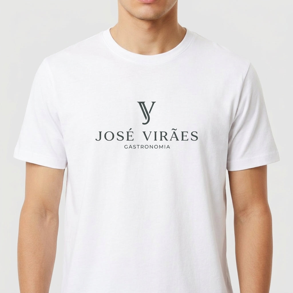 Camiseta com estampa frontal de logo minimalista "José Viráes Gastronomia" no peito e estampa traseira com logo ampliado e texto circular "José Viráes Gastronomia".