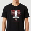 Camiseta com estampa frontal de espada saindo de livro aberto, cercada por texto artístico estilizado em fonte impactante, destacando passagem bíblica.