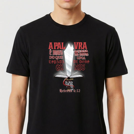 Camiseta com estampa frontal de espada saindo de livro aberto, cercada por texto artístico estilizado em fonte impactante, destacando passagem bíblica.