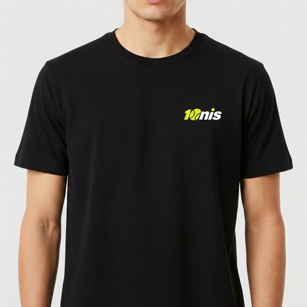 Camiseta com estampa frontal de texto estilizado "10nis" e estampa traseira de ilustração de duas pessoas jogando tênis com fala "Sque!" em quadrinho.