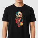 Camiseta com estampa frontal de ilustração geométrica e abstrata de um homem usando óculos escuros e cachecol, com elementos circulares e linhas.