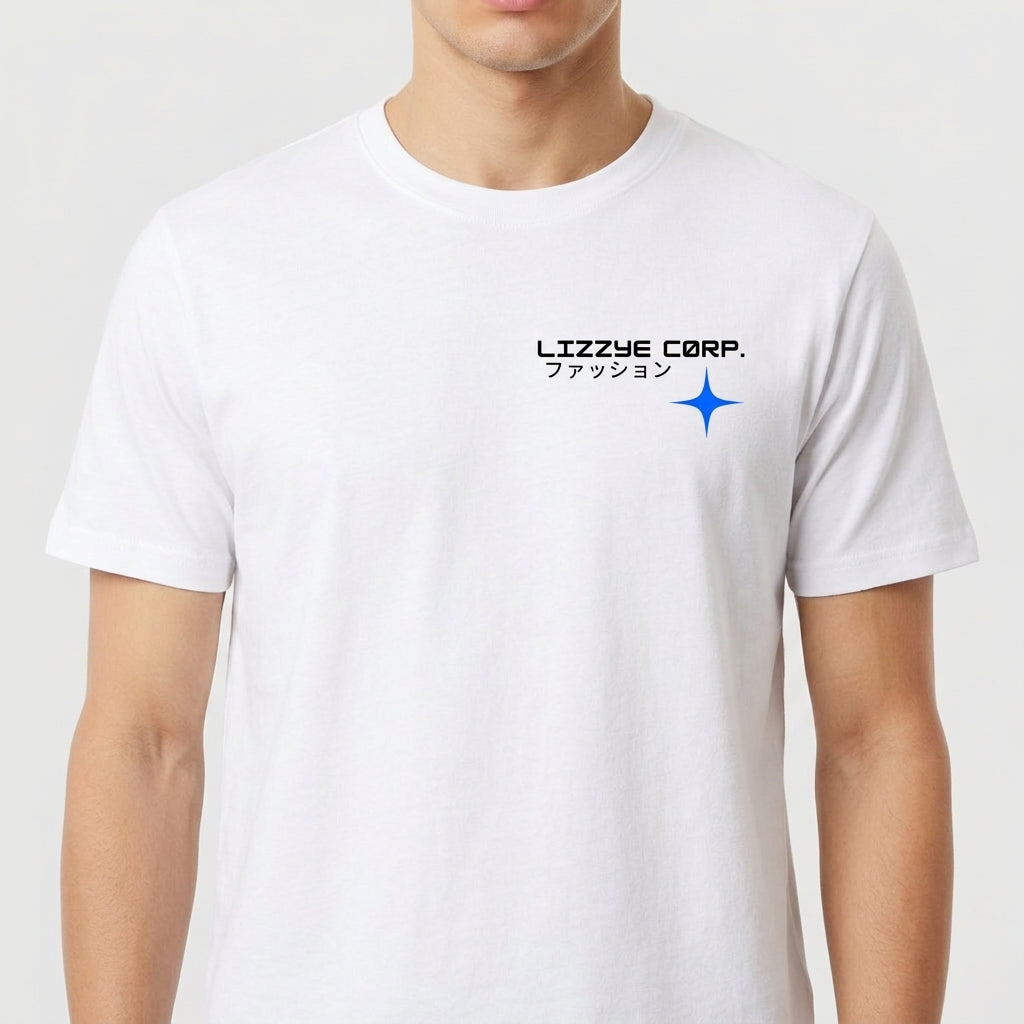 Camiseta com estampa frontal de "Lizzye Corp." em letras estilizadas e símbolo estelar acompanhada de caracteres japoneses, e estampa traseira replicando o logo com maior destaque.