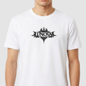 Camiseta com estampa frontal de um desenho tribal estilizado em torno da palavra "LUNOVA" com detalhes pontiagudos e linhas intrincadas.