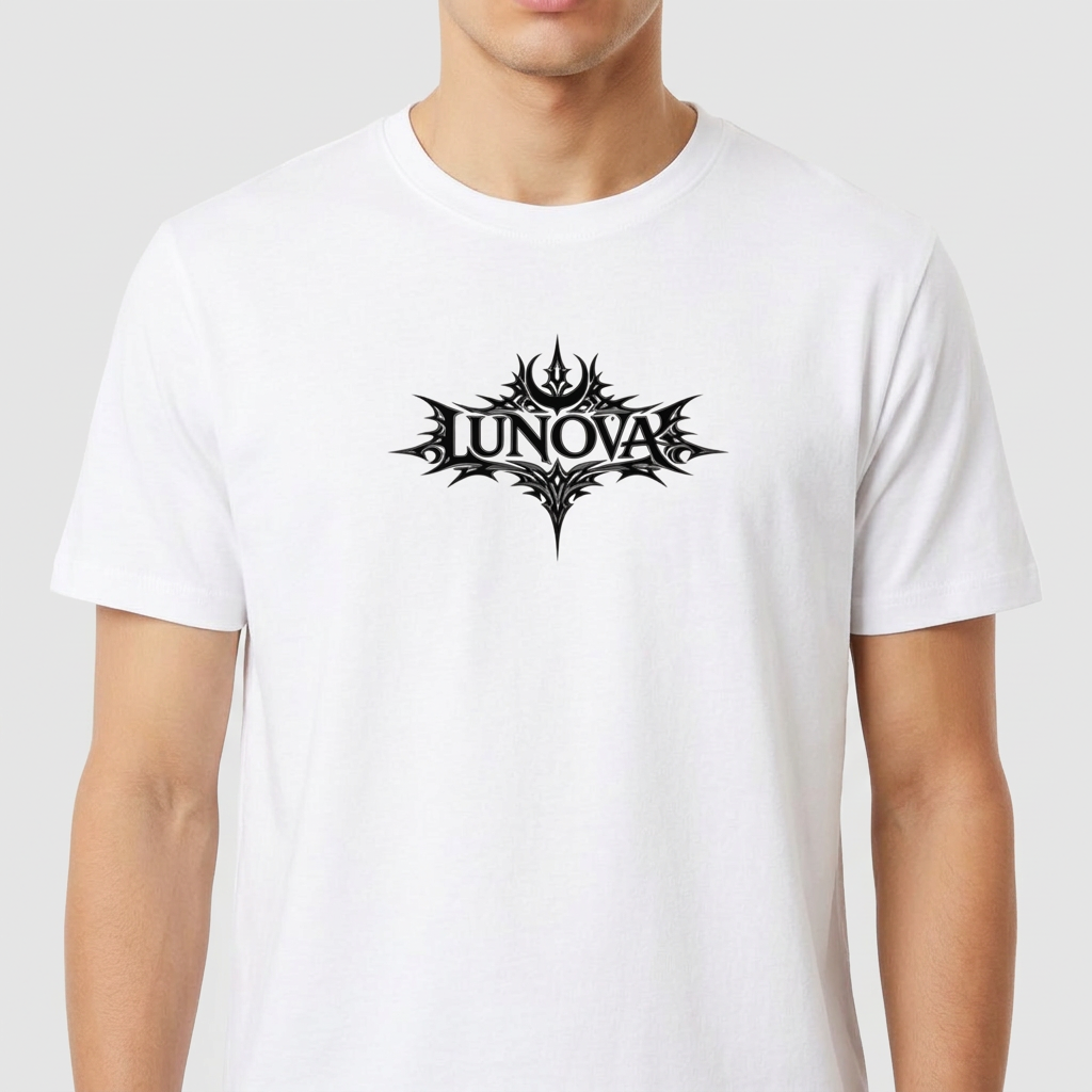 Camiseta com estampa frontal de um desenho tribal estilizado em torno da palavra "LUNOVA" com detalhes pontiagudos e linhas intrincadas.